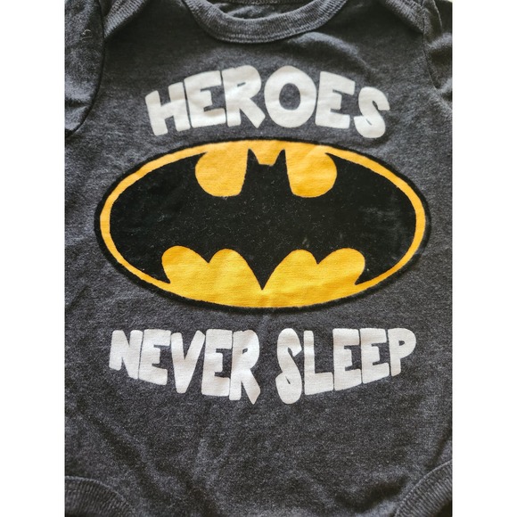 Batman Heroes Never Sleep Bodysuit Boys 6/9M Charcoal Gray Graphic Logo DC Comic - Picture 4 of 6